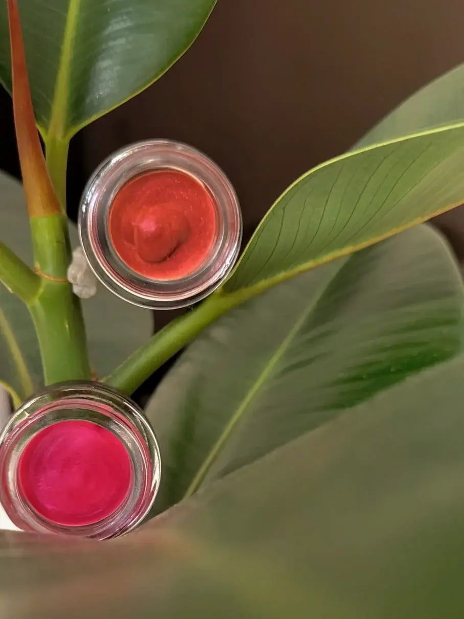 Natural lip and cheek tint for a soft, radiant blush. Made with Rosehip butter