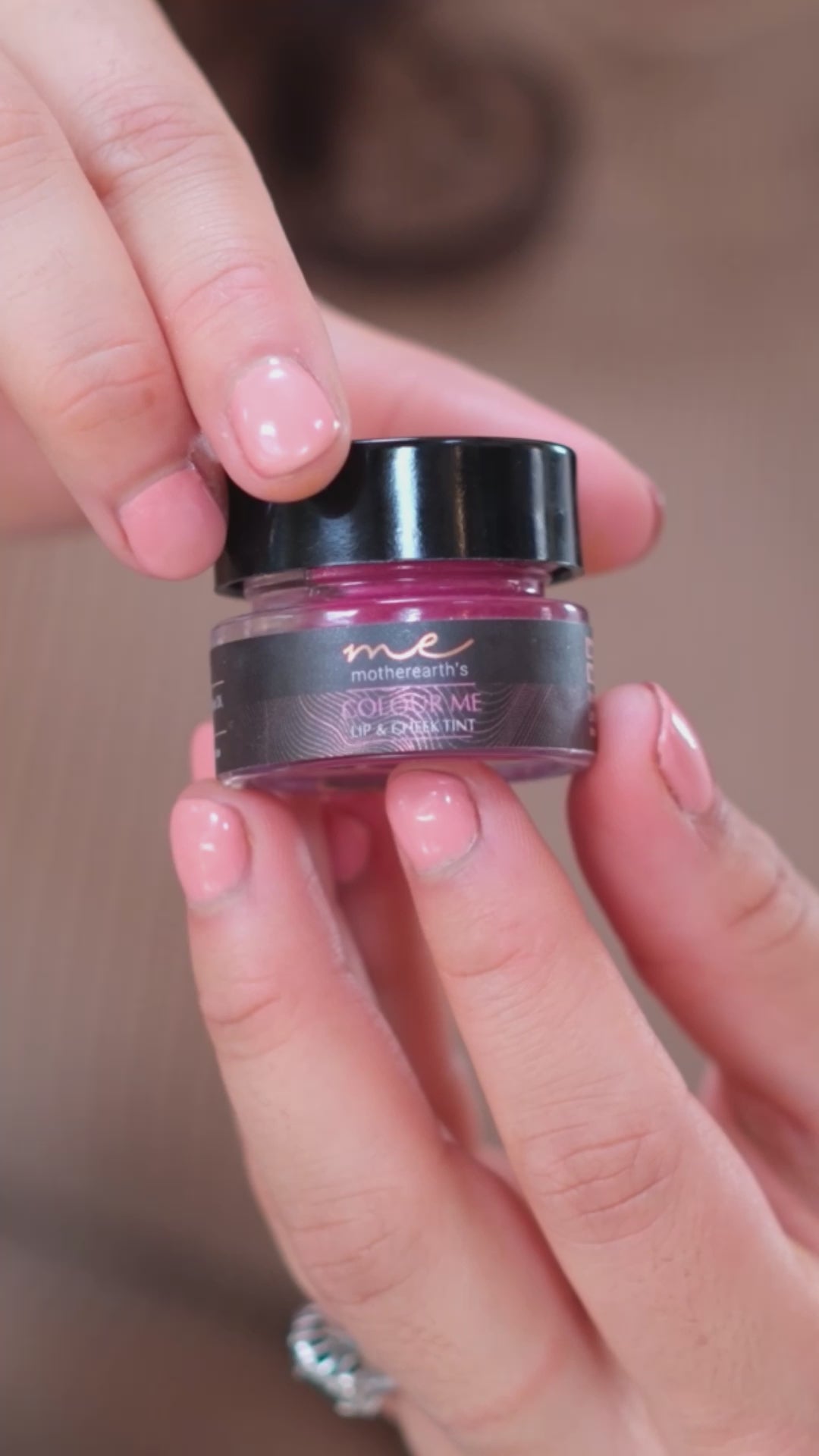 Natural lip and cheek tint for a soft, radiant blush. Made with Rosehip butter