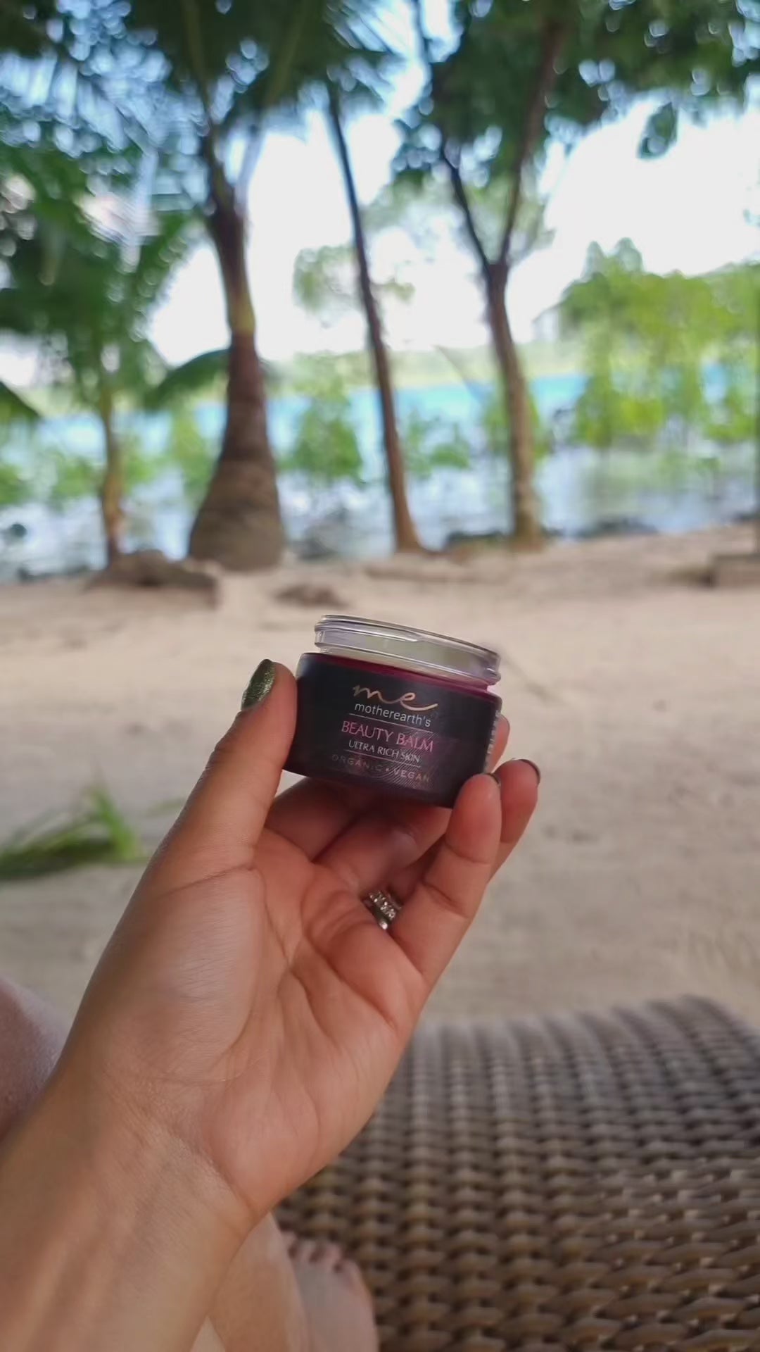 Skin repairing body balm for dry skin and eczema prone skin.